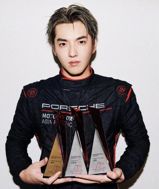 潮流男星帅气发型都靠戴假发 难怪剪不出同款 潮流 男明星 假发 新浪时尚 新浪网 潮流男星帅气发型都靠戴假发 难怪剪不出同款 潮流 男明星 假发 新浪时尚 新浪网