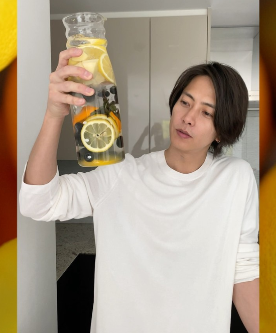 冻龄男神?35 岁的山下智久登上杂志封面