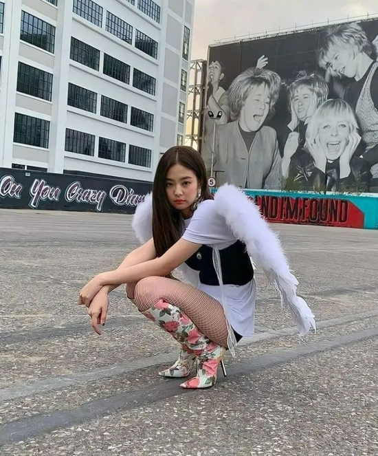 26 日, jennie 在 ig 晒出与马斯克女友 grimes 的合影,写下火箭日与