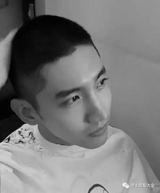 而顶部头发则长短不一,有一种"毛毛"的感觉,因而得名"毛寸".