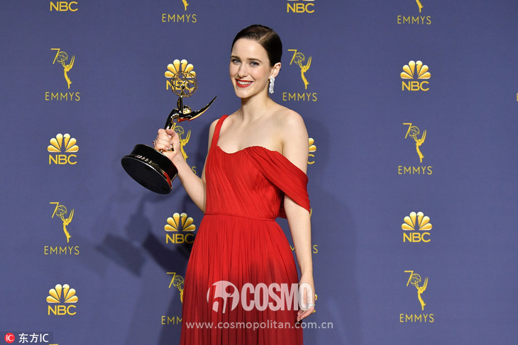 Rachel Brosnahan 裙装:Oscar de la Renta