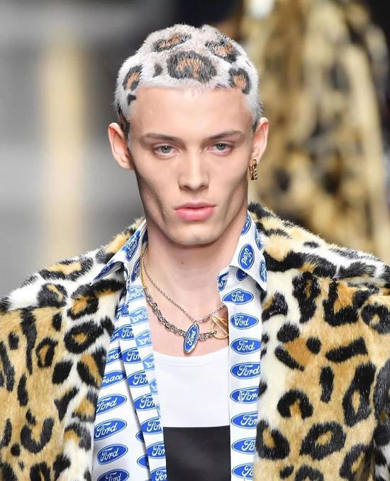 如今最红的巴西男模才十八岁就成为versace的最爱