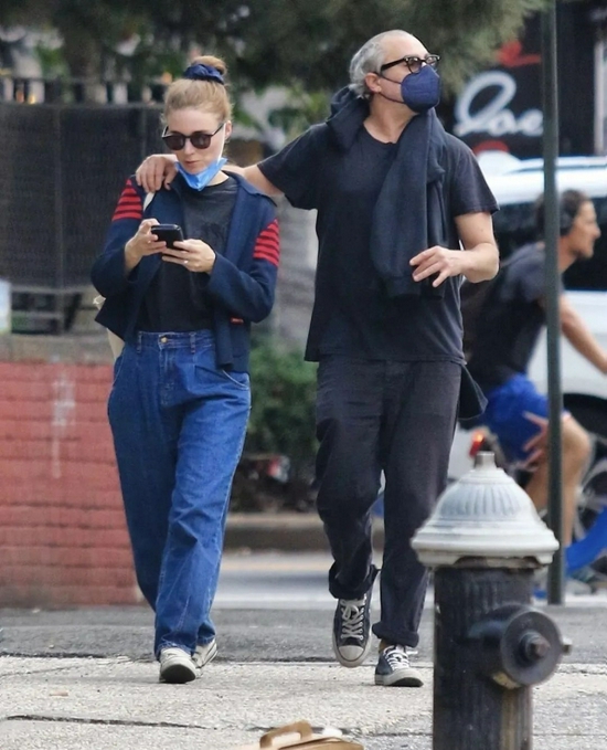 当地时间10月6日，Joaquin Phoenix 与Rooney Mara现身纽约