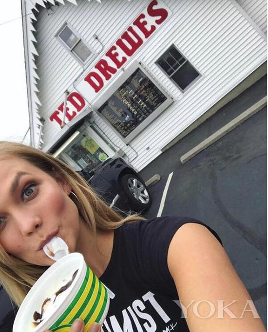 Karlie Kloss不能放弃冰淇淋 图片来自ins