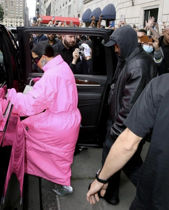 当地时间10月10日，Kim Kardashian和Kanye West现身纽约