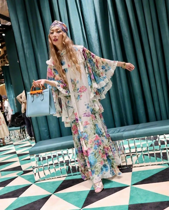 想为复古look添上点睛之笔 泰妍 Lisa的头巾 拿来吧你 手机新浪网 想为复古look添上点睛之笔 泰妍 Lisa的头巾 拿来吧你 手机新浪网