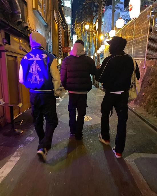 自拍够不够vibe?5种穿搭照让你不露脸也很帅