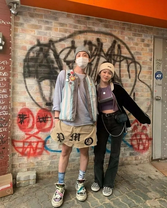 权志龙怎么老喜欢奇奇怪怪的裤子?这种“阴阳裤”会爆火吗?