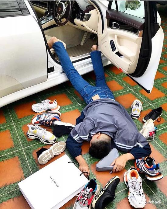 让你们开开眼▼此外,很多不同职业的小伙伴也用各自的方式来"炫富":一