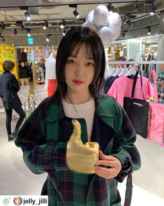崔雪莉身着LuckyChouette