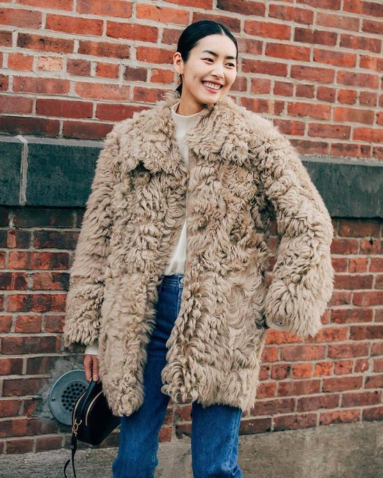 外套：Tory Burch针织衫：LIUWEN x ERDOS包包：Prada靴子：Burberry