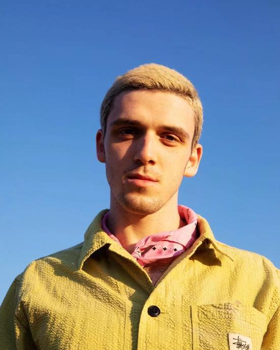 最近lauv染了一头金发,走出了自己的舒适圈.