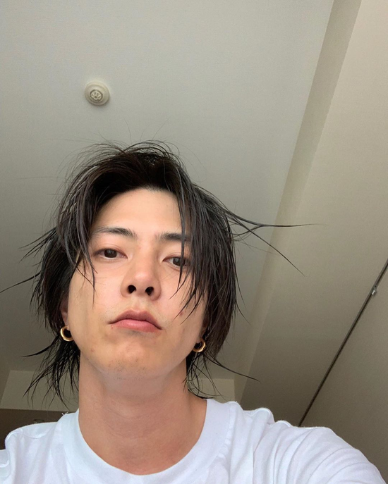 冻龄男神?35 岁的山下智久登上杂志封面