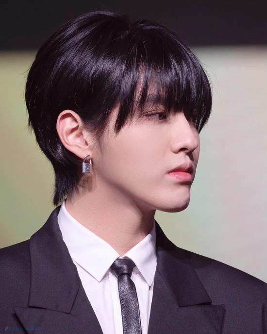 还有就是明星的一次性造型,每当你拿着明星的照片要求发型师剪同款,却