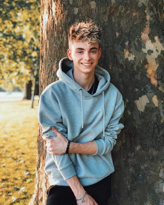 席卷全美的新生代高颜值男团每一个都很有型