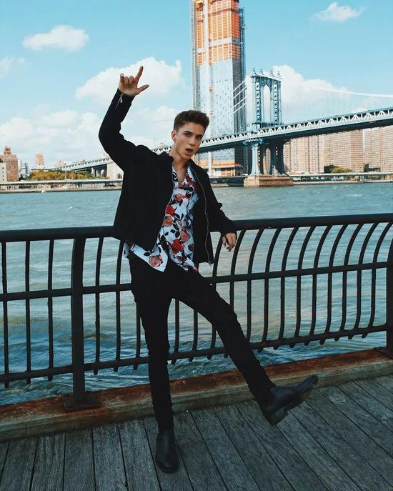 corbyn besson生日:1998年11月25日corbyn besson也是我的另一个心头