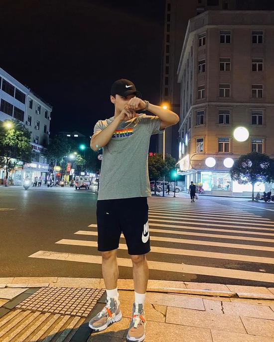 sacai x nike vaporwaffle施柏宇上脚了几双近期发售的热门话题之作