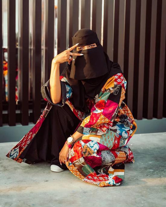 欣赏一下sole dxb上的街拍在 sole dxb 上,大家就能感受到,迪拜人潮