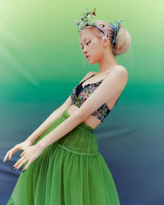 纱质的绿色半身裙印也能让全身的搭配看上去更清新干净，衬托出白皙肤色