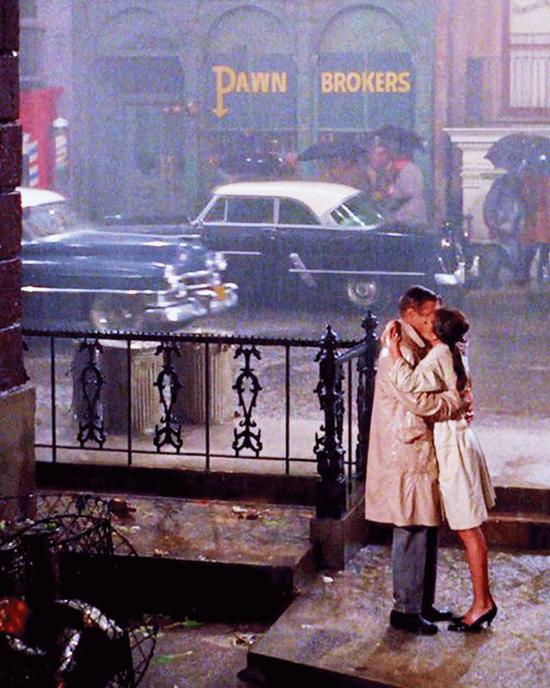 94《蒂凡尼的早餐》里,赫本浪漫的浅米色风衣伴着她收获爱情,找到