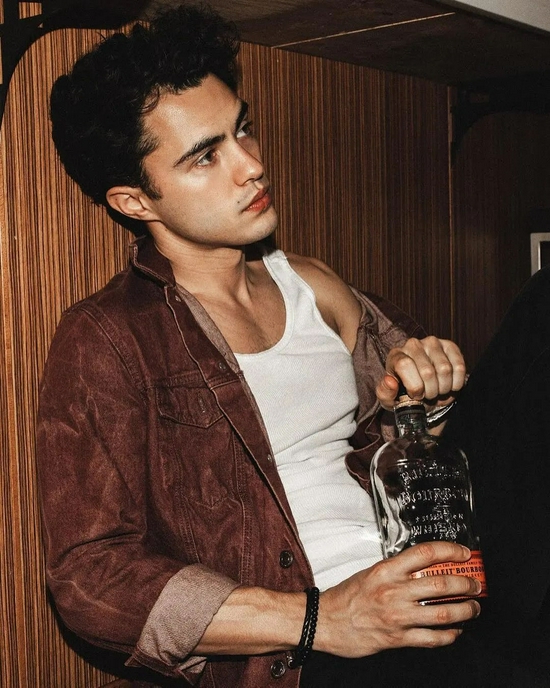 网飞力捧混血男孩,30岁还演16岁高中生…|netflix|darren barnet_新浪