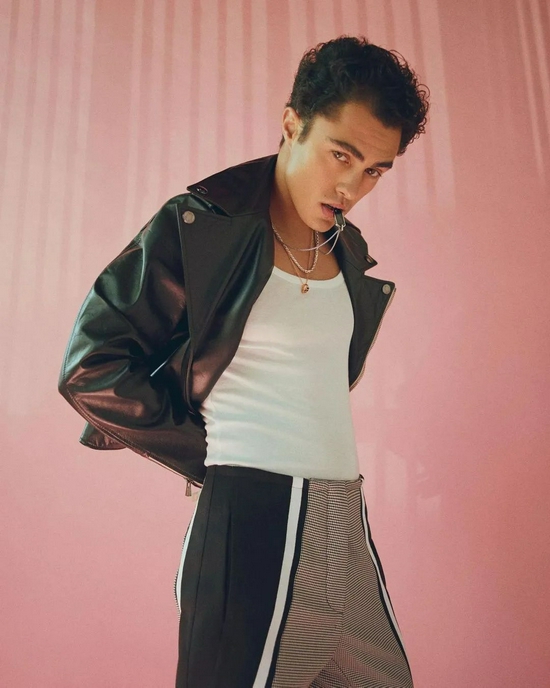 网飞力捧混血男孩30岁还演16岁高中生