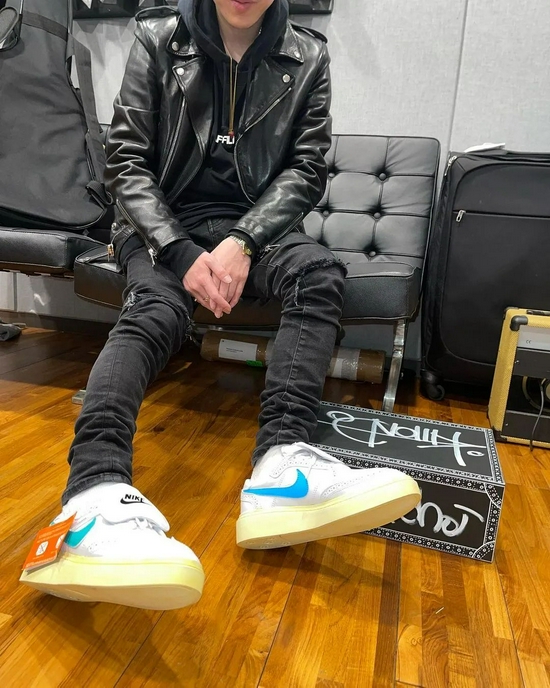 权志龙的新歌呢原来是忙着送快递谁收到了权志龙送出的新鞋