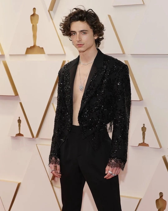 Timothée Chalamet 身穿 Louis Vuitton 2022 春夏系列亮相第 94 届奥斯卡颁奖礼红毯