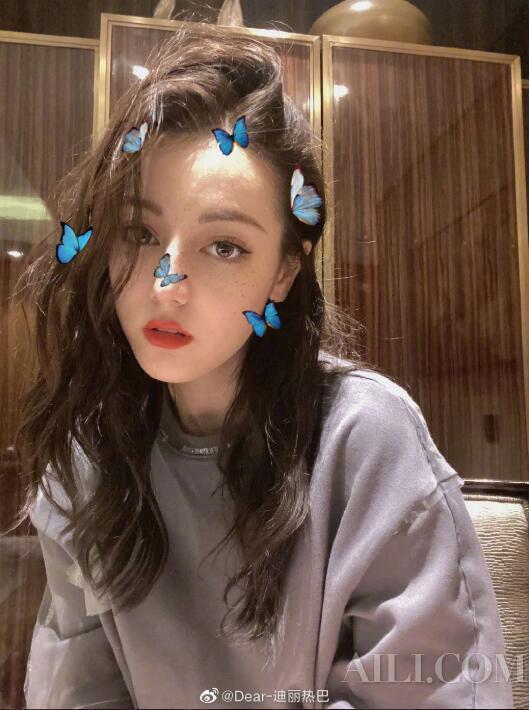 热巴短发拉低颜值 女星根据 五官份量 选发型 迪丽热巴 发型 Angelababy 新浪时尚 新浪网 热巴短发拉低颜值 女星根据 五官份量 选发型 迪丽热巴 发型 Angelababy 新浪时尚 新浪网