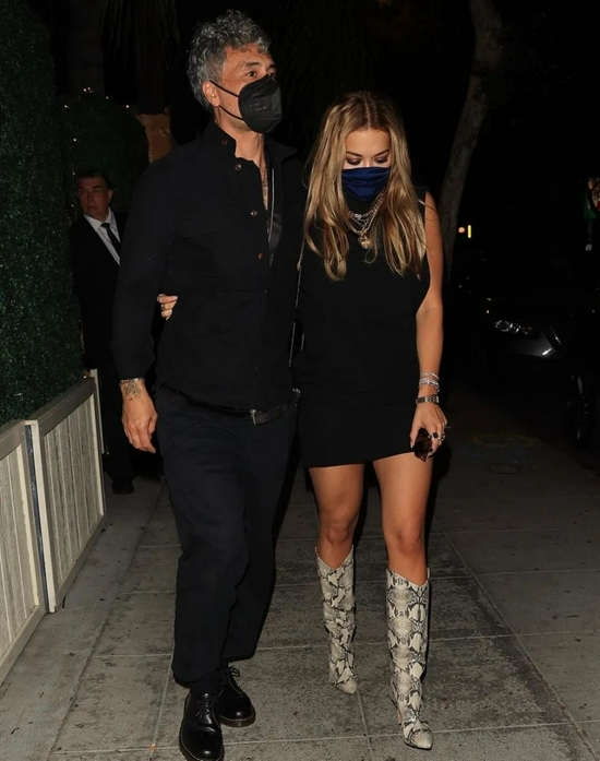 当地时间8月22 日，Rita Ora和男友Taika Waititi一同现身西好莱坞