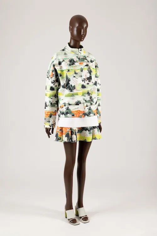  Opening Ceremony 捐赠的套装