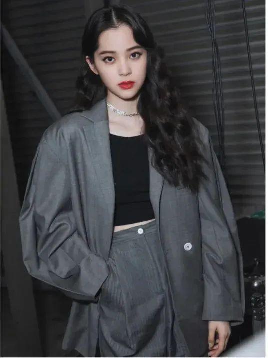 渣女穿搭out 今夏最飒的搭配居然是魔女风