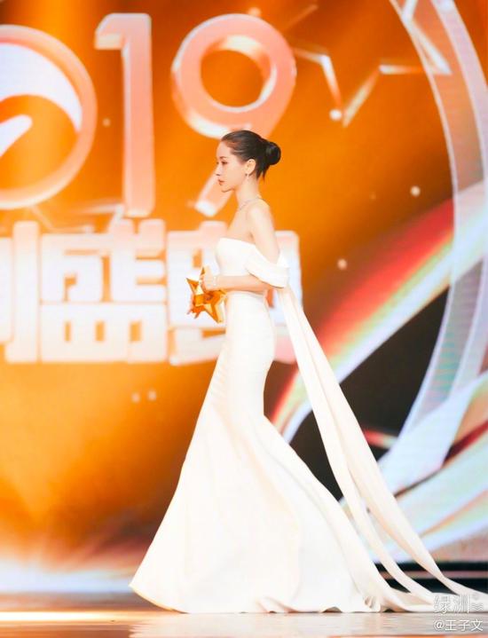 留起长发的王子文？差点认不出来你