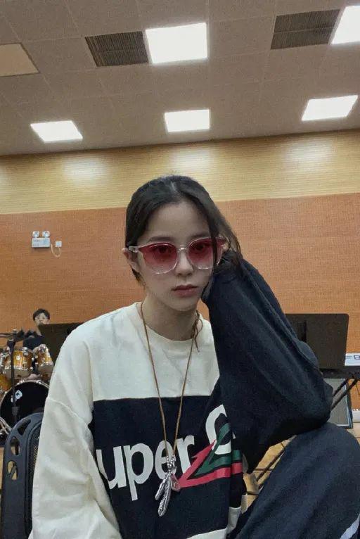BLACKPINK带起的Y2K太妹风是王菲20年前玩剩下的