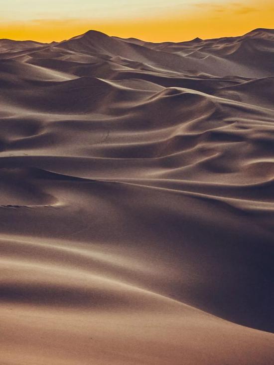 ▲日落之前，沙漠迷人至极的曲线与光泽