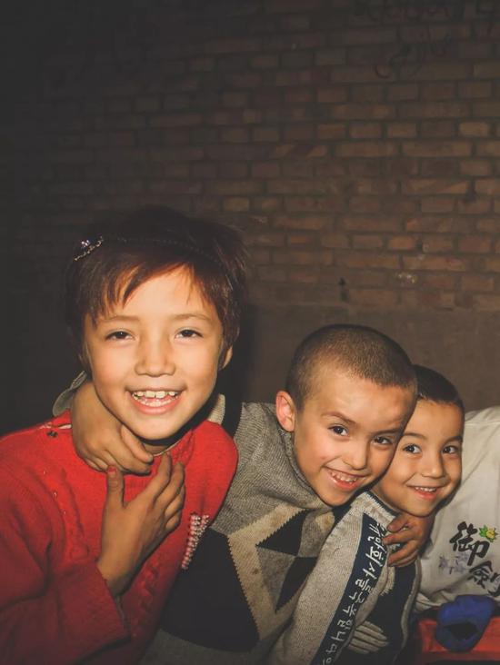 ▲入夜的喀什老城，一起玩游戏的孩子们