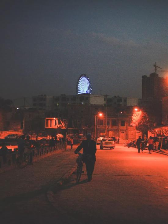 ▲入夜，喀什的摩天轮闪耀在天际线上