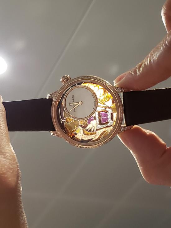 雅克德罗空窗珐琅时分小针盘腕表，图片来源于YOKA。