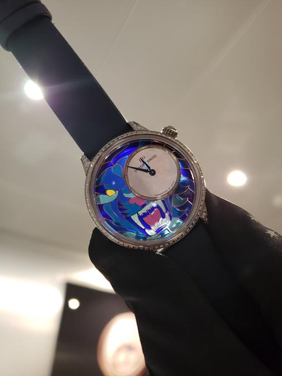 雅克德罗空窗珐琅时分小针盘腕表，图片来源于YOKA。