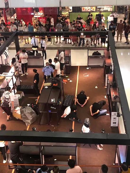 网友拍摄的上海合生汇现场图