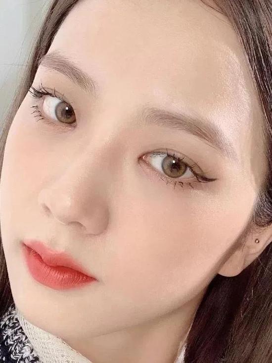美瞳还能显白?女爱豆的上镜小心机原来是它