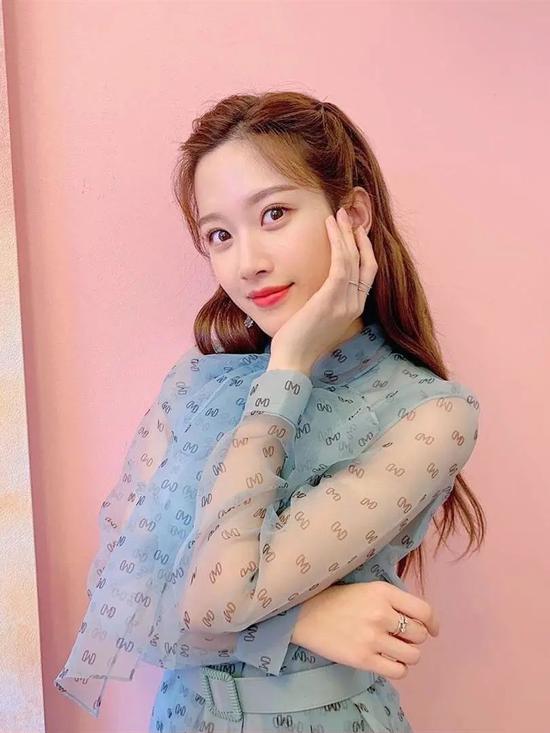 品如看文佳煐剧里演绎青春少女剧外却是不折不扣的气质小姐姐