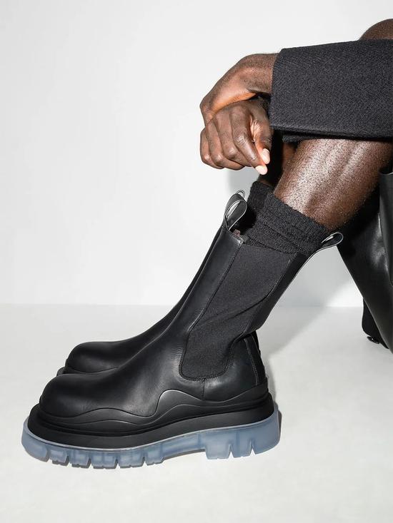 Bottega Veneta 还有一款 Tire Boots ，连 Kanye West都有穿