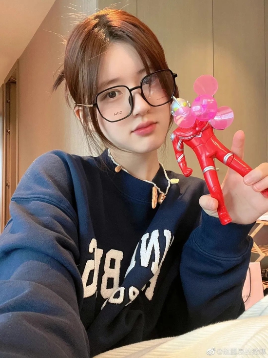 （图片来自微博、品牌官网、小红书、明星官方微博）