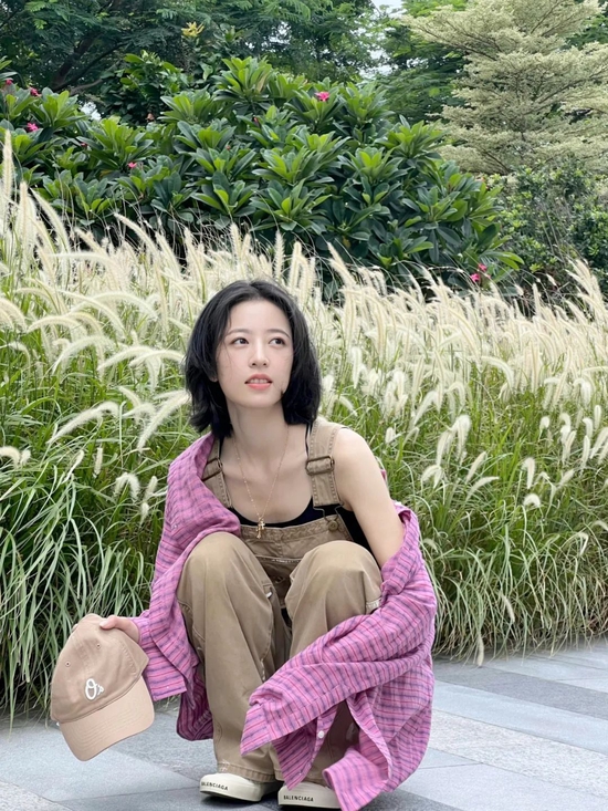 周雨彤你不会真有一柜子背带裤吧