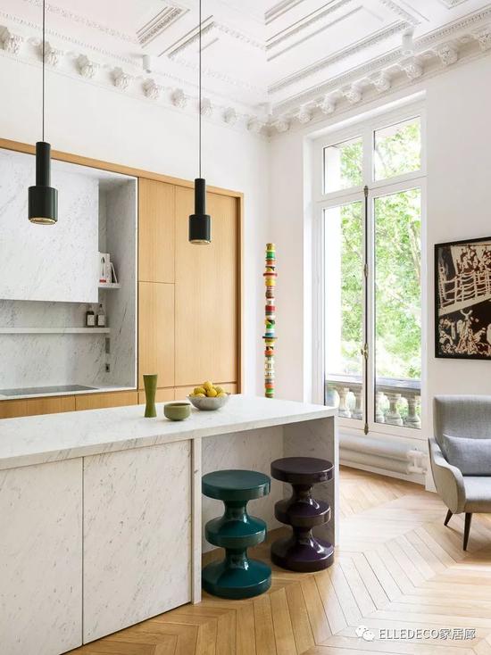 厨房中岛与壁龛搁架采用Carrara大理石打造。厨房的A110吊灯由Alvar Aalto设计，Artek出品。