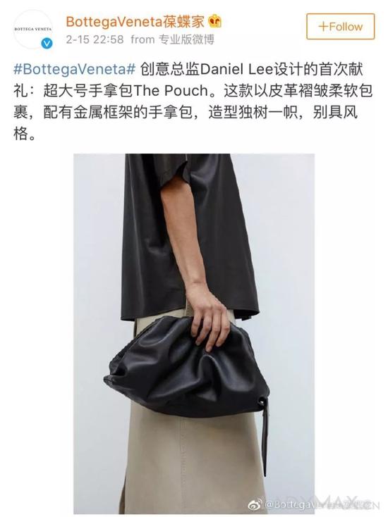 Bottega Veneta日前在新浪微博上发布了由Daniel Lee设计的首款手袋，以皮革褶皱代替品牌传统皮革编织