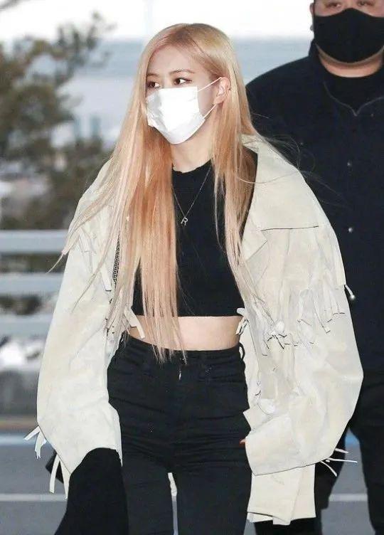 lisa这两年blackpink接着给大家种草,都是象征自己名字首字母的简约款