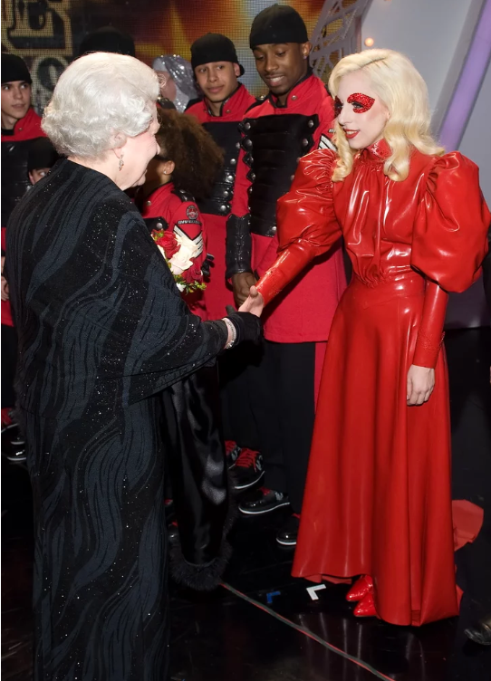  Lady Gaga 参加英国皇家文艺汇演图片