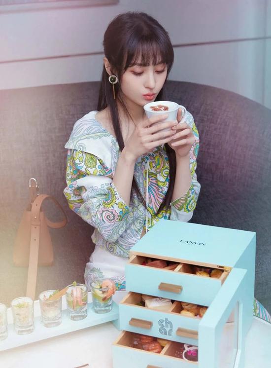 郑爽身穿lanvin清新色系的波西米亚风印花裙,造型惬意甜美,少女感